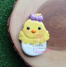 Cargar imagen en el visor de la galería, Cortador de Galleta Pollita Cascarón