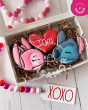 Cargar imagen en el visor de la galería, Set Cortadores de Galleta Extraterrestres Enamorados (2 Piezas)