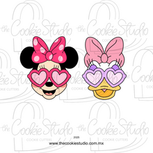 Cargar imagen en el visor de la galería, Cortador de Galleta Cara Ratoncita Lentes Corazón