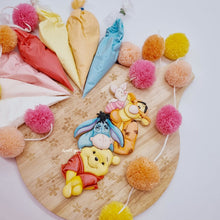 Cargar imagen en el visor de la galería, Set de Cortadores de Galleta Amigos Winnie Pooh (Curso The Sweet Spot Cookies)