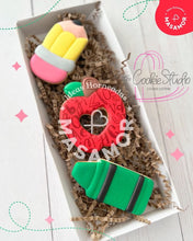 Cargar imagen en el visor de la galería, Cortador de Galleta Manzana Corazón (Con Corte en Centro)