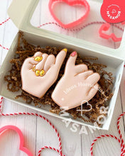 Cargar imagen en el visor de la galería, Set Cortadores de Galleta Pinky Promise (2 Piezas)