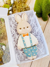 Cargar imagen en el visor de la galería, Set Cortadores de Galleta Conejito Traje (3 Piezas)