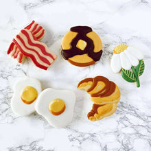 Cargar imagen en el visor de la galería, Set Cortadores de Galleta Desayuno En Cama Para Mamá (5 Piezas)