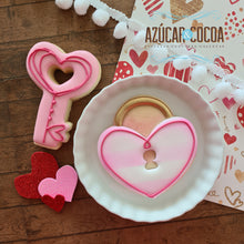 Cargar imagen en el visor de la galería, Set Cortadores de Galleta Candado y Llave (2 Piezas)