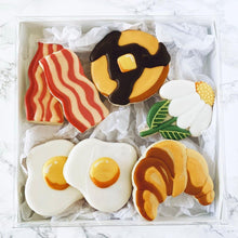Cargar imagen en el visor de la galería, Set Cortadores de Galleta Desayuno En Cama Para Mamá (5 Piezas)