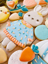 Cargar imagen en el visor de la galería, Set Cortadores de Galleta Conejita Vestido (3 Piezas)
