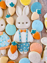 Cargar imagen en el visor de la galería, Set Cortadores de Galleta Conejito Traje (3 Piezas)

